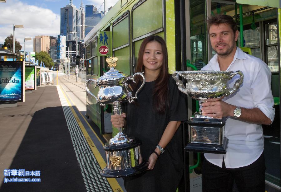 （体育）（1）网球——李娜和瓦林卡展示澳网奖杯