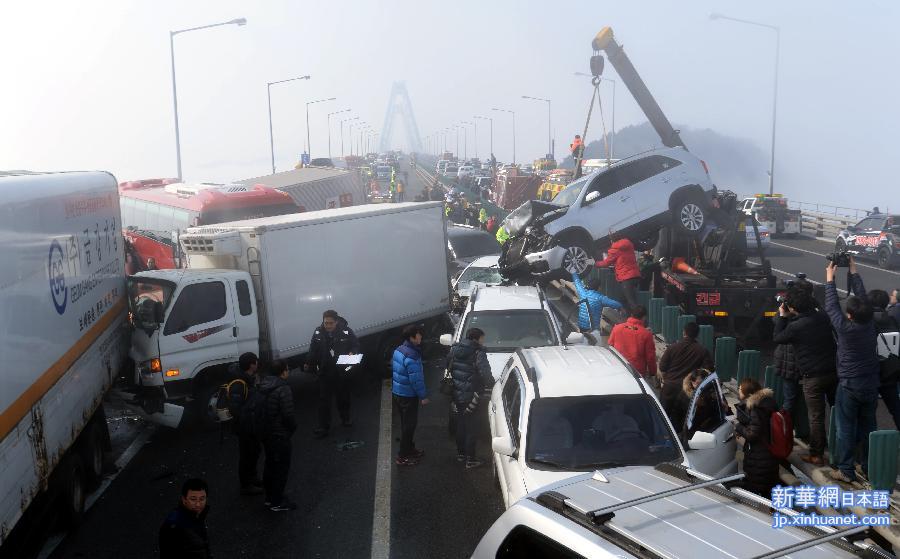 （国际）（1）韩国百车追尾致2死65伤　7名中国人受伤