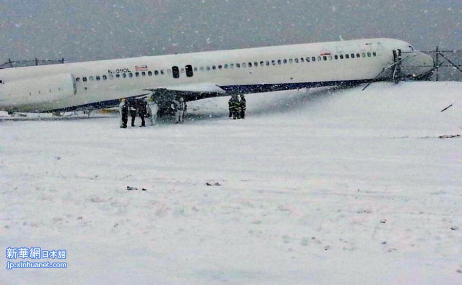 （国际）（6）美国纽约拉瓜迪亚机场一架飞机冲出跑道