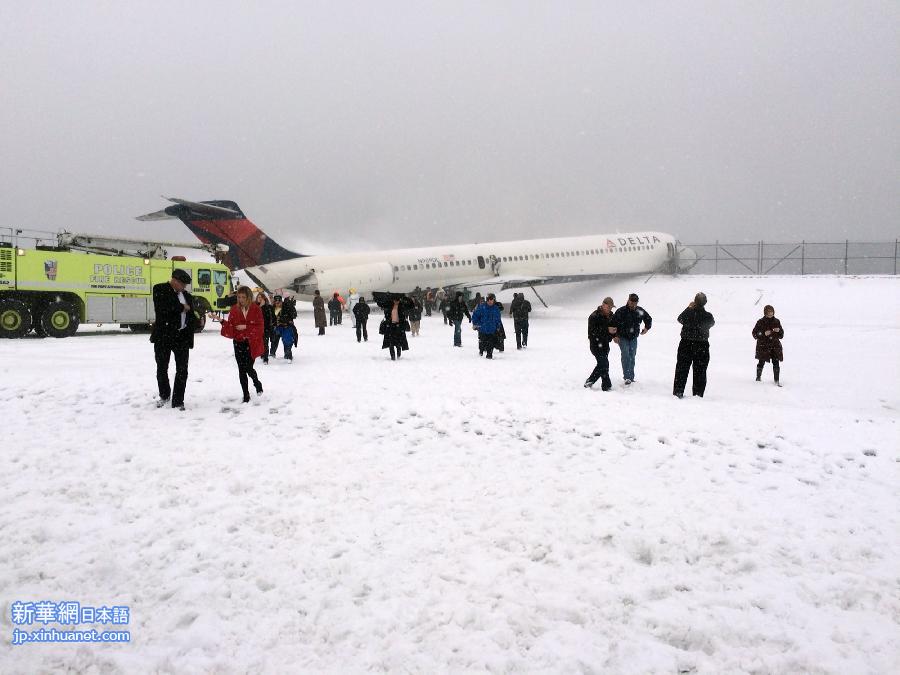 （国际）（7）美国纽约拉瓜迪亚机场一架飞机冲出跑道