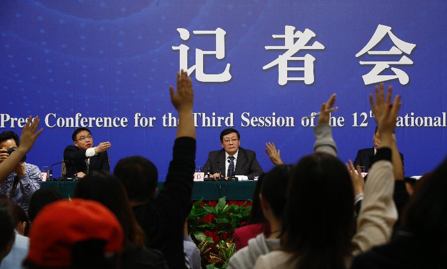 記者会見の記者たち、手を上げて国の経済と民生について質問