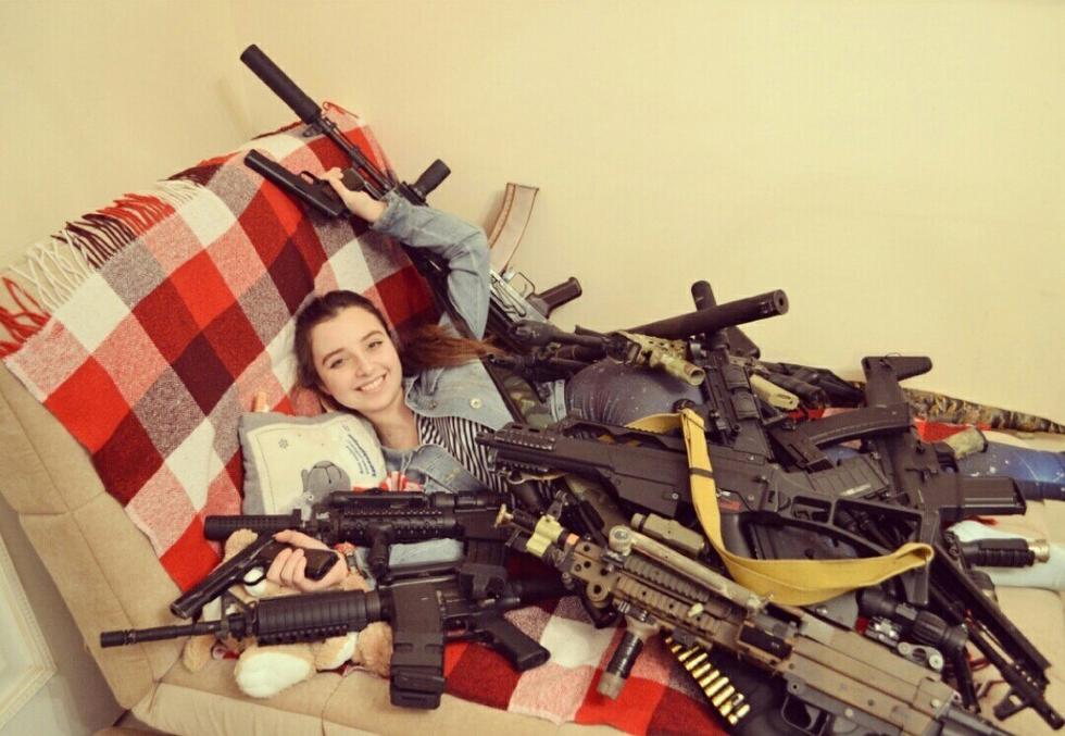 俄罗斯小美女家里枪械成堆