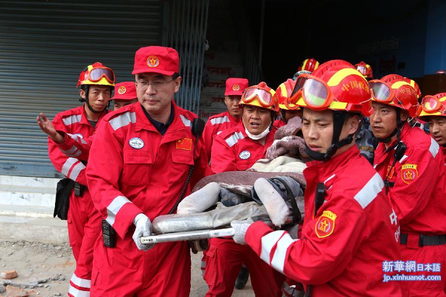 （国际·尼泊尔地震）（1）中国国际救援队成功搜救出第一名幸存者