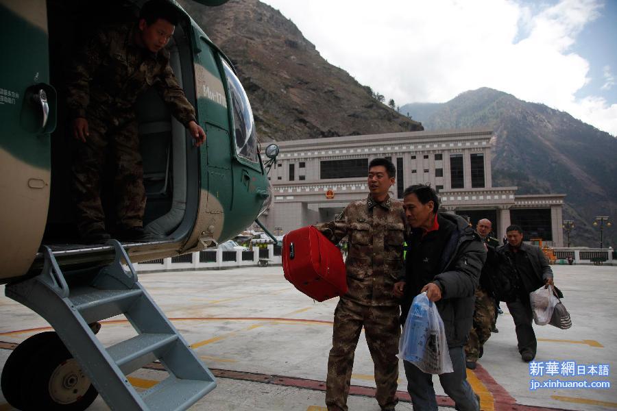 （西藏抗震救灾）（1）军用直升机转移吉隆口岸被困人员