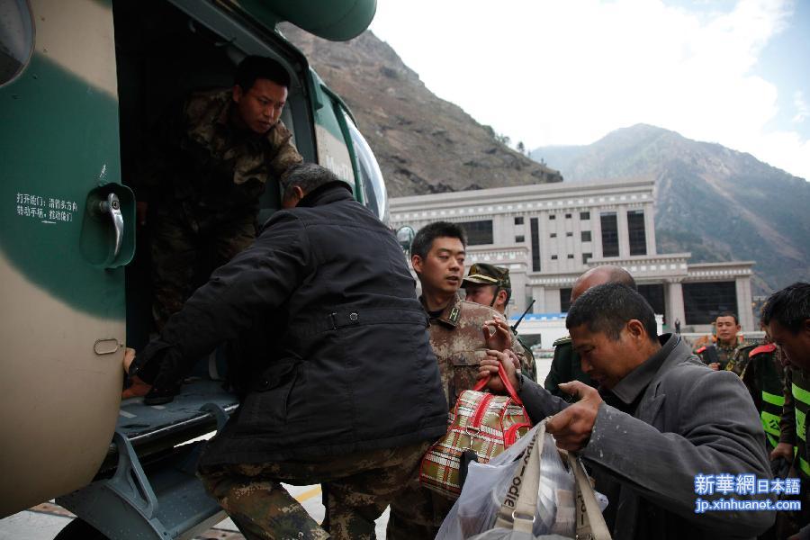 （西藏抗震救灾）（2）军用直升机转移吉隆口岸被困人员
