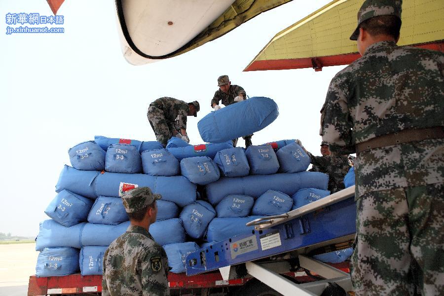 （图文互动）（5）中国空军再派6架飞机空运援助尼泊尔救灾物资