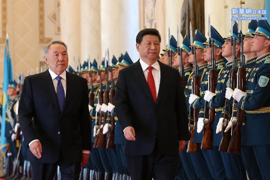 （时政）习近平出席哈萨克斯坦总统纳扎尔巴耶夫举行的欢迎仪式