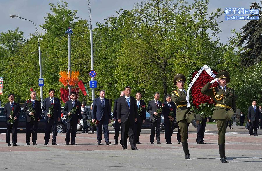 （XHDW）习近平向白俄罗斯胜利纪念碑敬献花圈