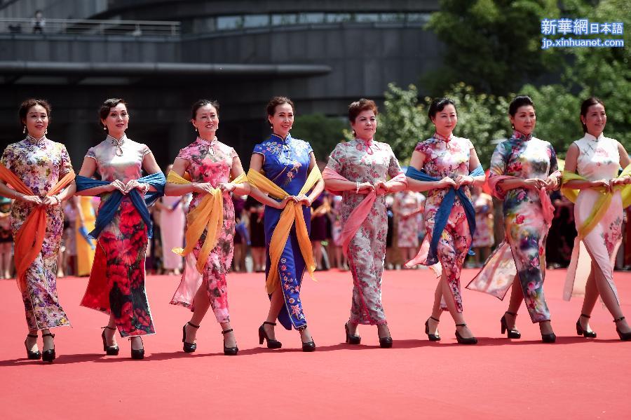 （社会）（8）15万人同秀旗袍 展现中国服饰之美