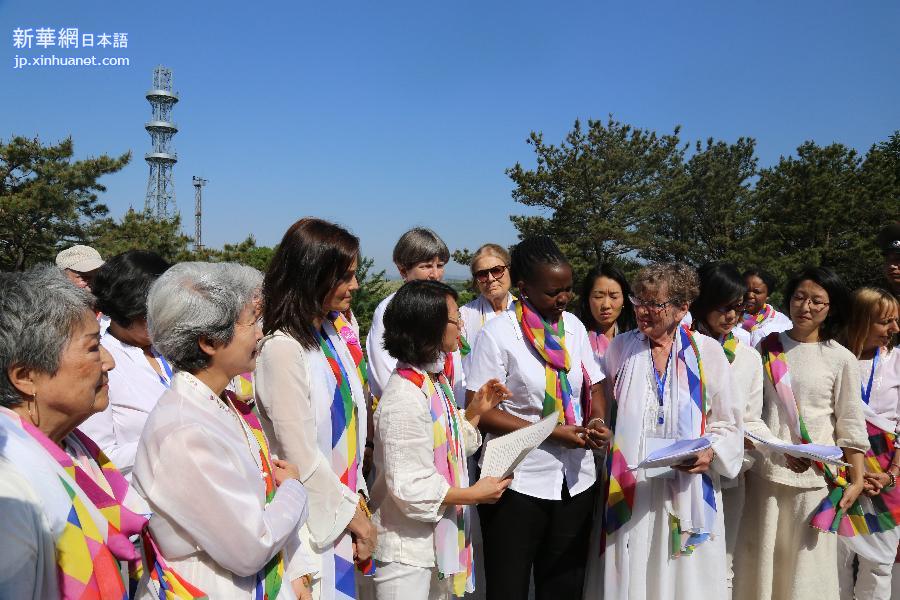 （国际）（2）国际女性活动家代表团穿越朝韩非军事区