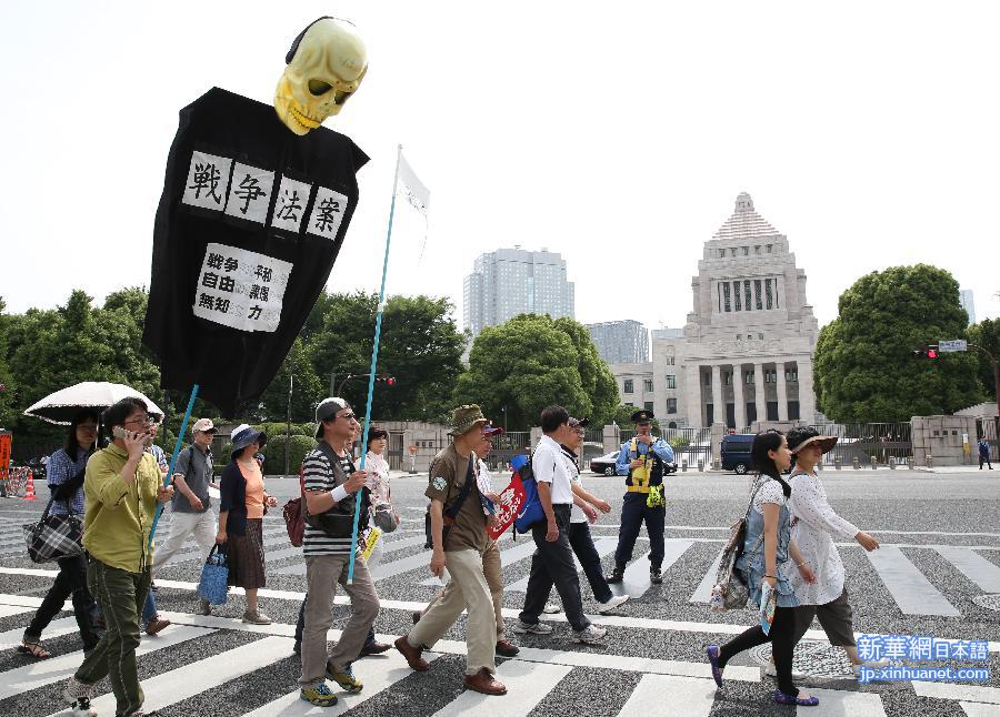 （国际）（2）约2.5万日本民众包围国会抗议安保法案
