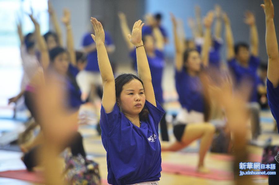 （体育）（2） 江西“百馆万人”迎接首个“国际瑜伽日”