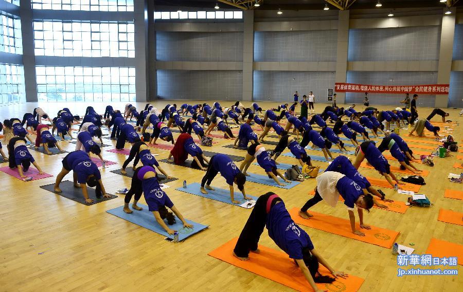 （体育）（4） 江西“百馆万人”迎接首个“国际瑜伽日”