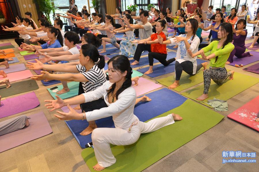 （体育）（2）瑜伽爱好者迎国际瑜伽日