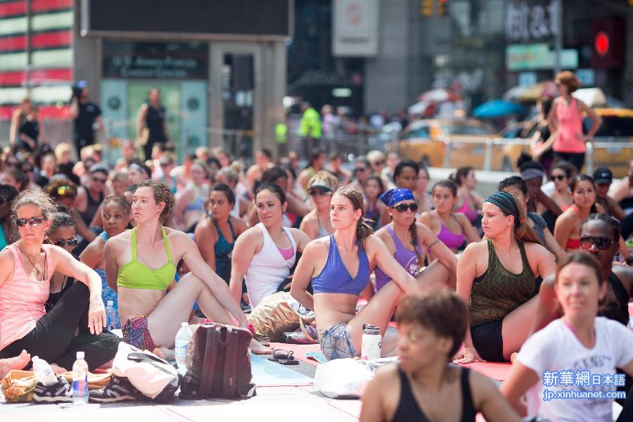 （国际）（2）纽约时报广场瑜伽迎夏至