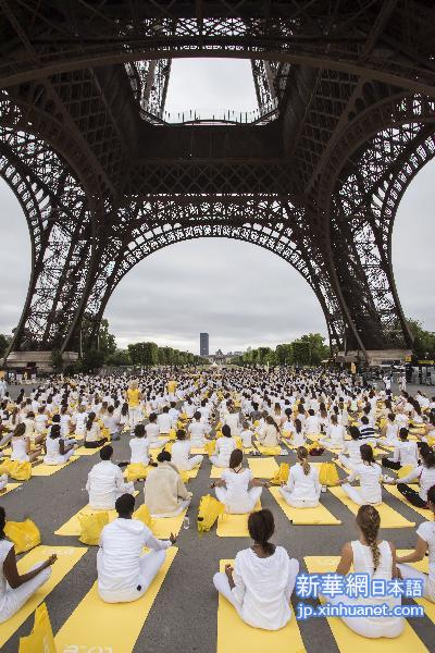 （体育）（1）法国庆祝国际瑜伽日
