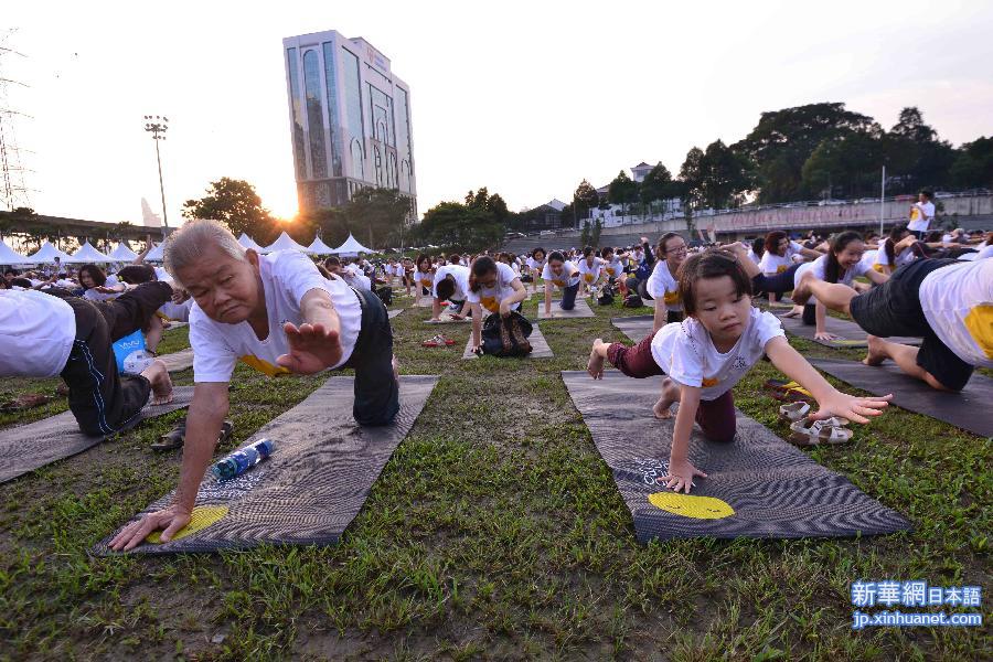 （国际）（2）“一万个微笑瑜伽”活动在马来西亚举行