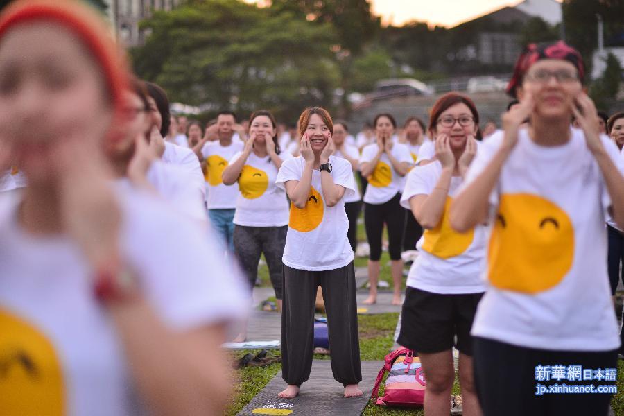 （国际）（3）“一万个微笑瑜伽”活动在马来西亚举行
