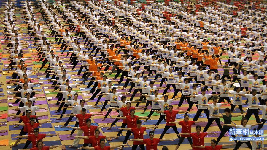 （国际）（1）越南举办活动迎接首个国际瑜伽日