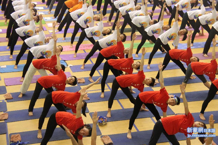（国际）（2）越南举办活动迎接首个国际瑜伽日