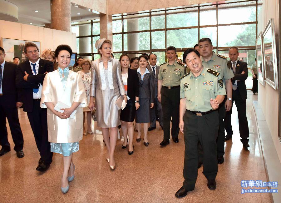 （XHDW）（3）彭丽媛陪同比利时王后玛蒂尔德参观北京启喑实验学校和中国人民解放军艺术学院