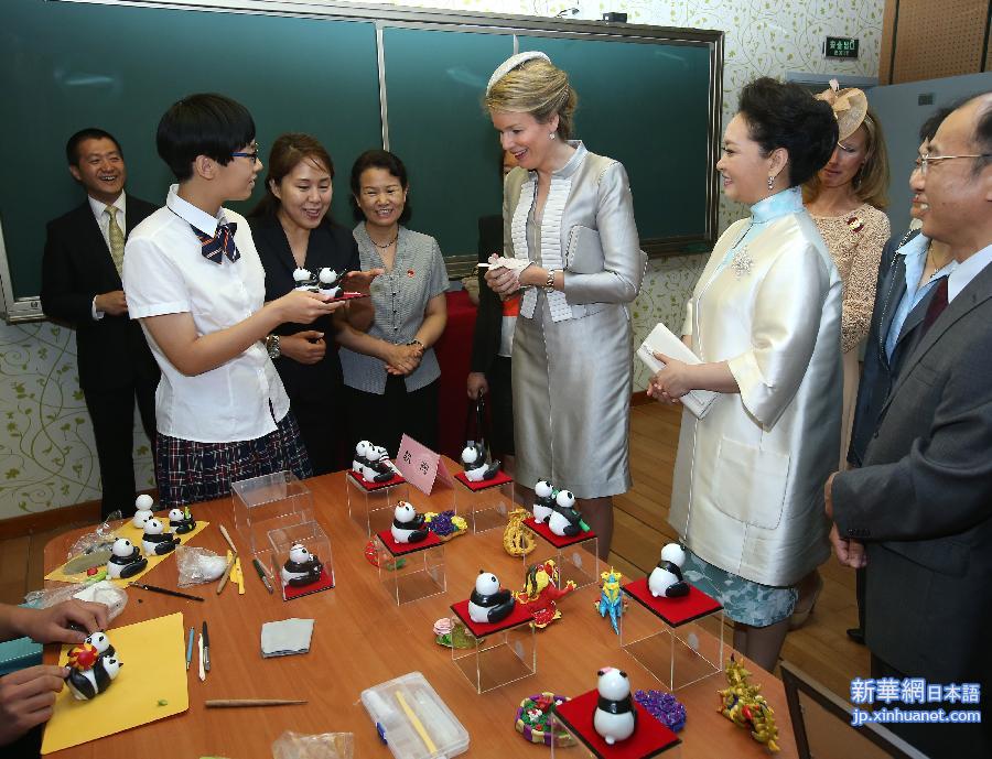 （XHDW）（5）彭丽媛陪同比利时王后玛蒂尔德参观北京启喑实验学校和中国人民解放军艺术学院