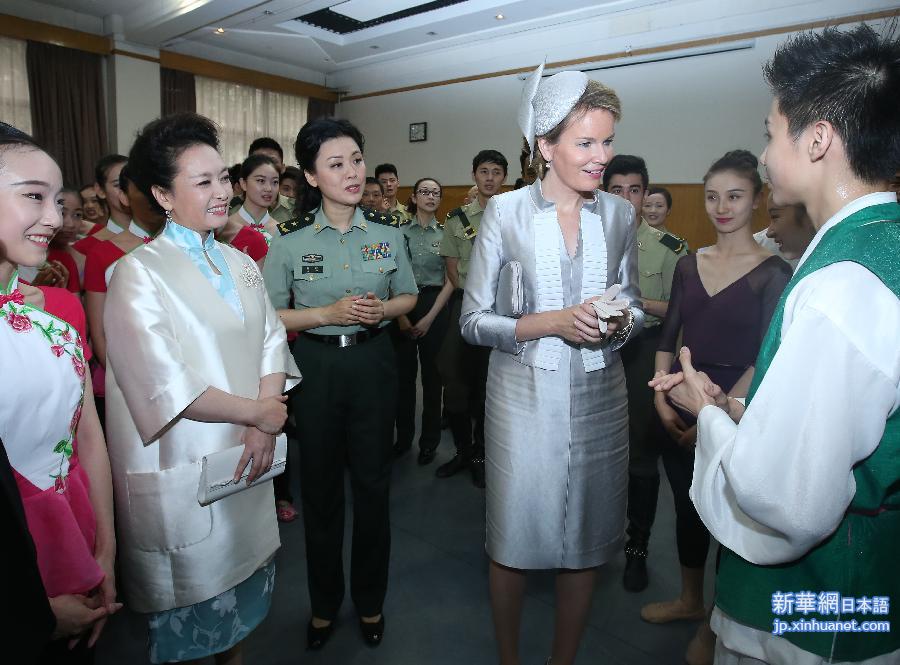 （XHDW）（7）彭丽媛陪同比利时王后玛蒂尔德参观北京启喑实验学校和中国人民解放军艺术学院