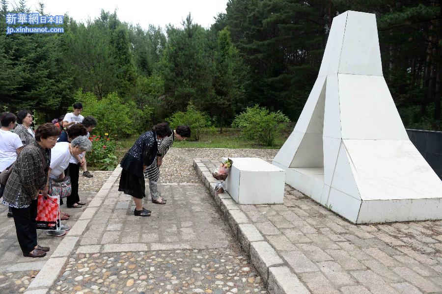 （抗战胜利70周年）（2）日本遗孤在哈尔滨祭拜中国养父母公墓