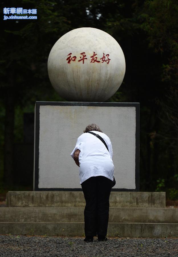 （抗战胜利70周年）（4）日本遗孤在哈尔滨祭拜中国养父母公墓