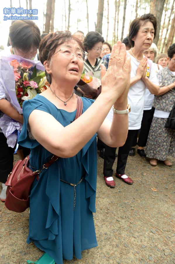 （抗战胜利70周年）（5）日本遗孤在哈尔滨祭拜中国养父母公墓