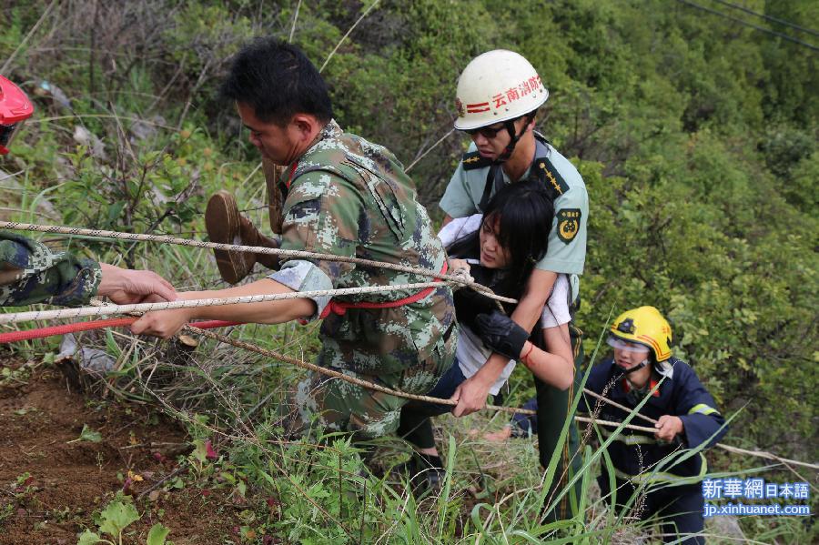 （突发事件）（2）云南丽江一客车翻下百米悬崖　3人死亡16人受伤
