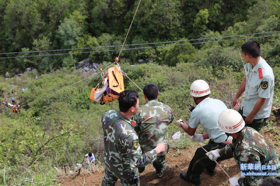 （突发事件）（3）云南丽江一客车翻下百米悬崖　3人死亡16人受伤