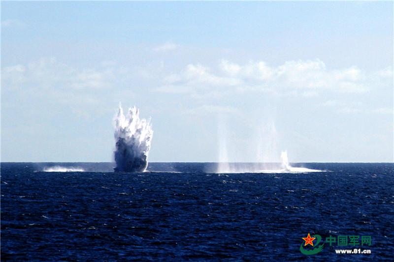 　震撼美！南海舰队多款导弹鱼雷发射瞬间