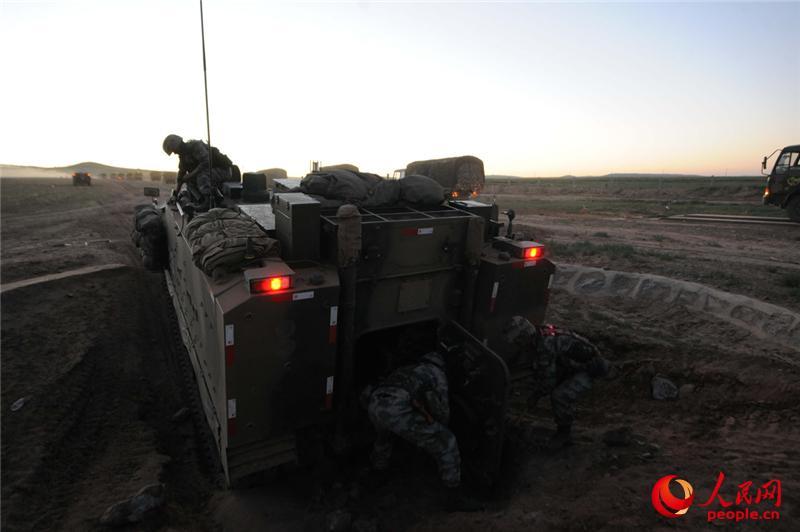 解放軍の戦車、夜間移動訓練を実施
