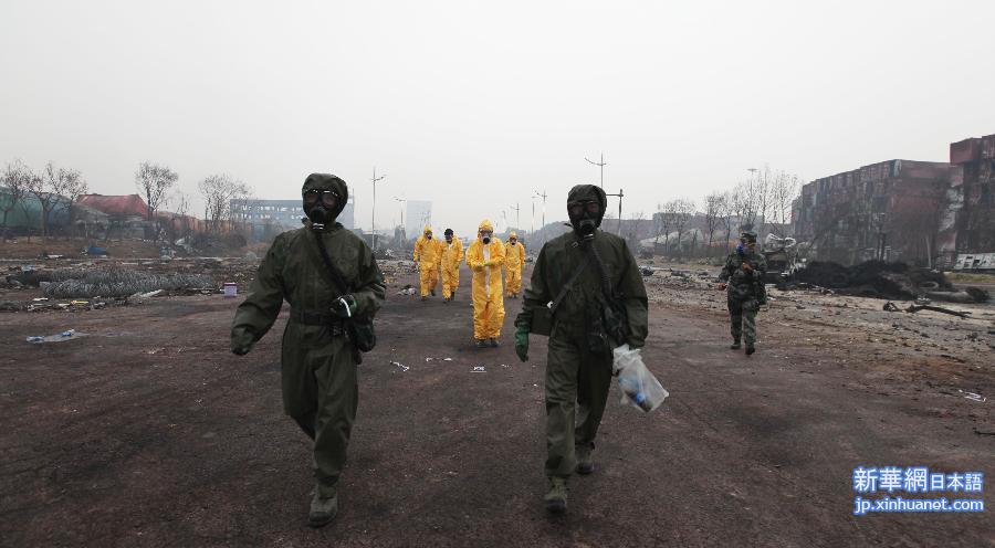 （天津港“8·12”事故）（1）救援部队分组进入核心区对危化品辨识标记清理货物
