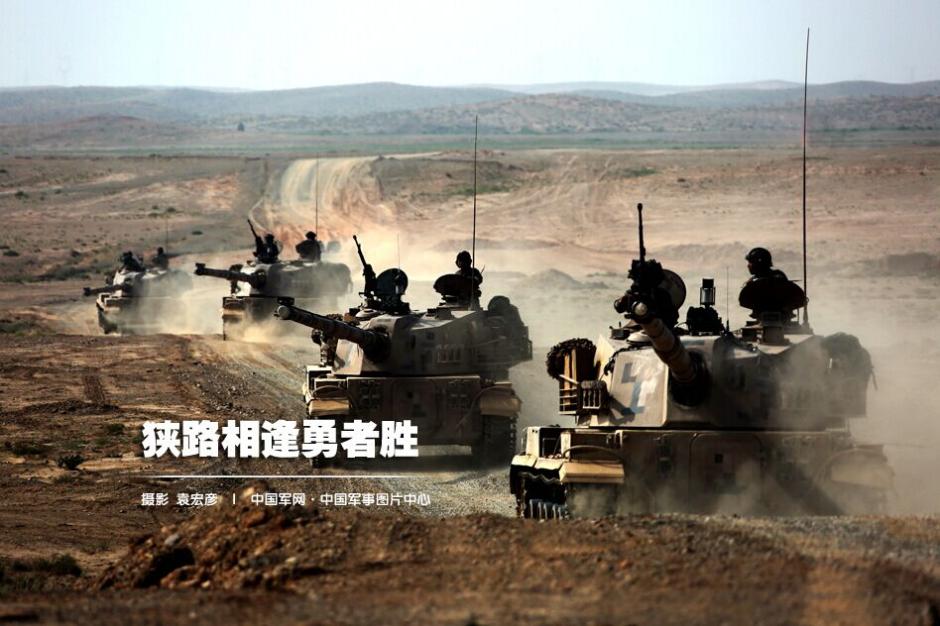 解放軍の隊戦車自走砲、戦車を攻撃