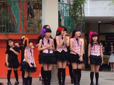 日本の小学生アイドルグループ セクシーな着