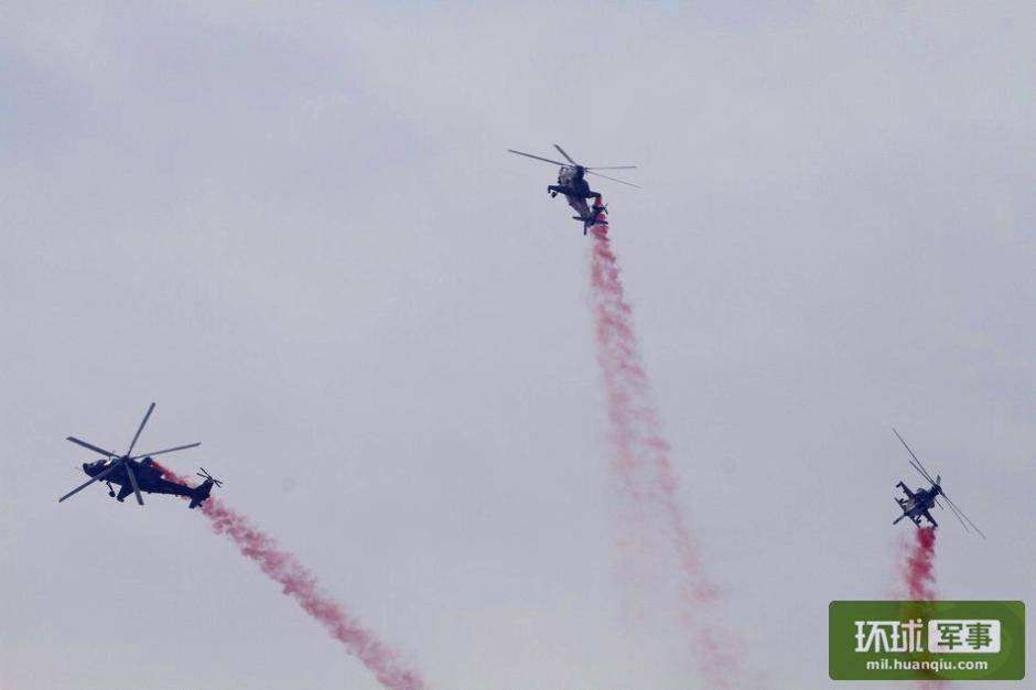 国産武装ヘリ、天津ヘリ博覧会で曲芸飛行を披露