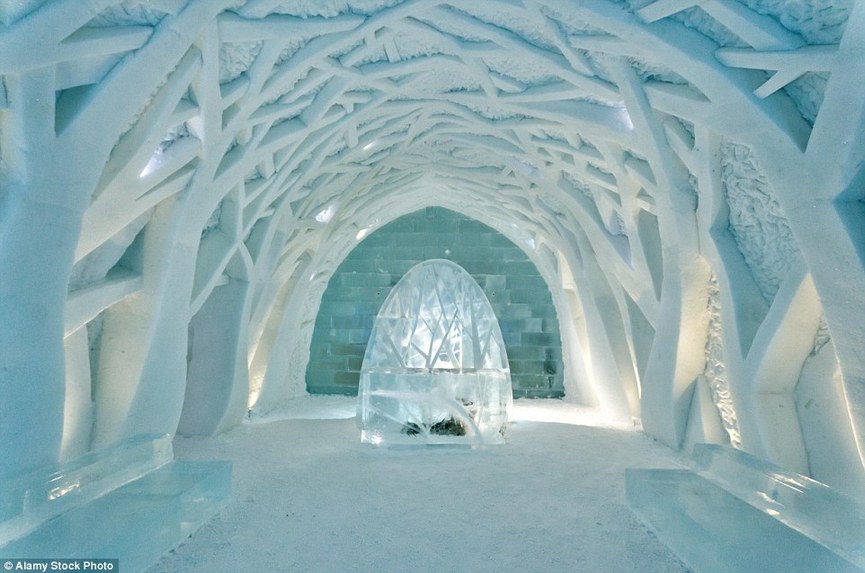 位于瑞典Jukkasj rvi冰旅馆正修建得比以往更加奢华。建于2012年的大厅以室内森林为主题，有一个精雕细琢的前台。