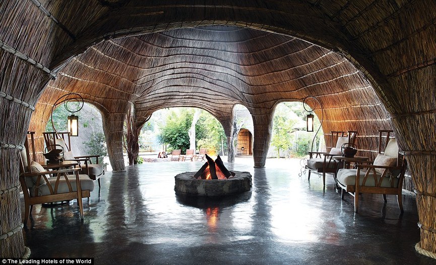 位于南非的香巴拉“自然保护区”依Zulu风格建成，大厅由天然材料制成，有篝火和木刻。