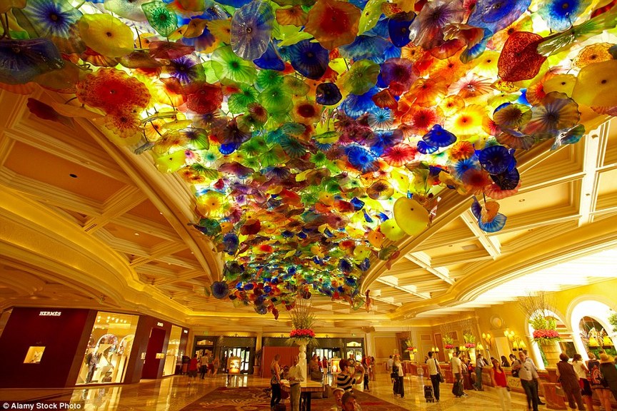 在美国拉斯维加斯的百乐宫酒店，人们会对雕刻家Dale Chihuly设计的 2 000个彩色的手工吹制的玻璃花感到惊叹不已。
