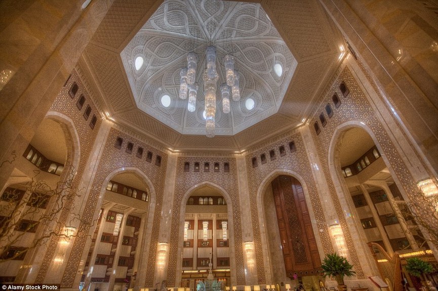 城堡式大厅入口，庄严的阿拉伯建筑风格，奢华的阿曼布斯坦宫殿大饭店美得动人心魄。