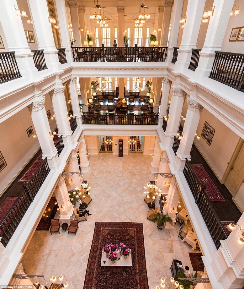 莱佛士酒店的大厅是经典,做工上乘，透露出典雅。酒店建于1887年,已经成为新加坡最著名的标志。