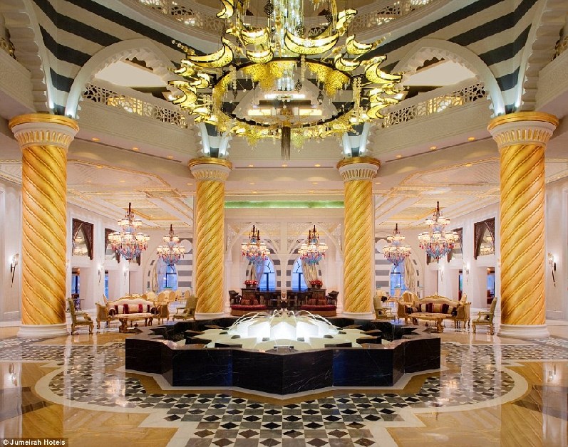 朱美拉Zabeel Saray酒店独具阿拉伯魅力, 这里有豪华的座位区,喷泉和闪闪发光的夜灯。