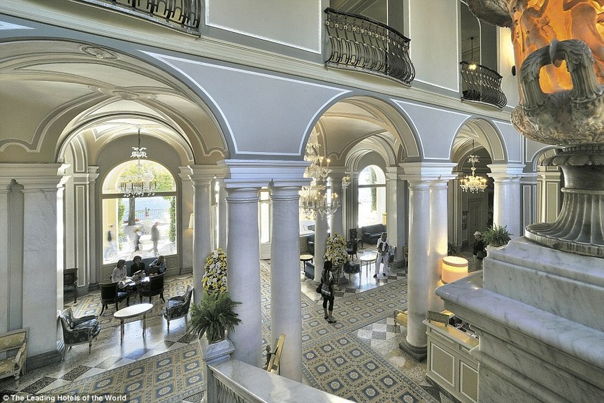 意大利Villa d’Este酒店地理位置优越，靠近科莫湖，凭此酒店大厅吸引了无数游客。