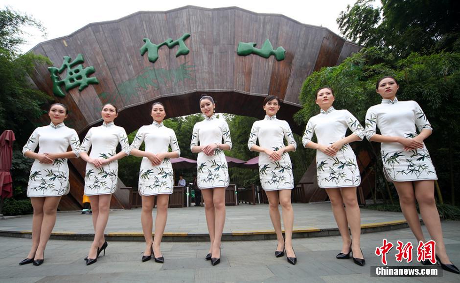 江苏溧阳南山竹海旗袍美女嘴含&ldquo;筷子&rdquo;练礼仪