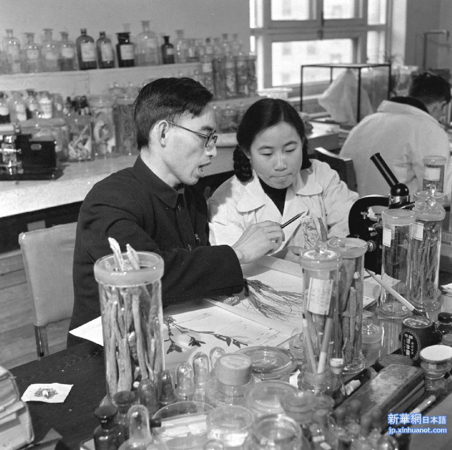 中国の女性薬学者の屠ユウユウ氏は日本の科学