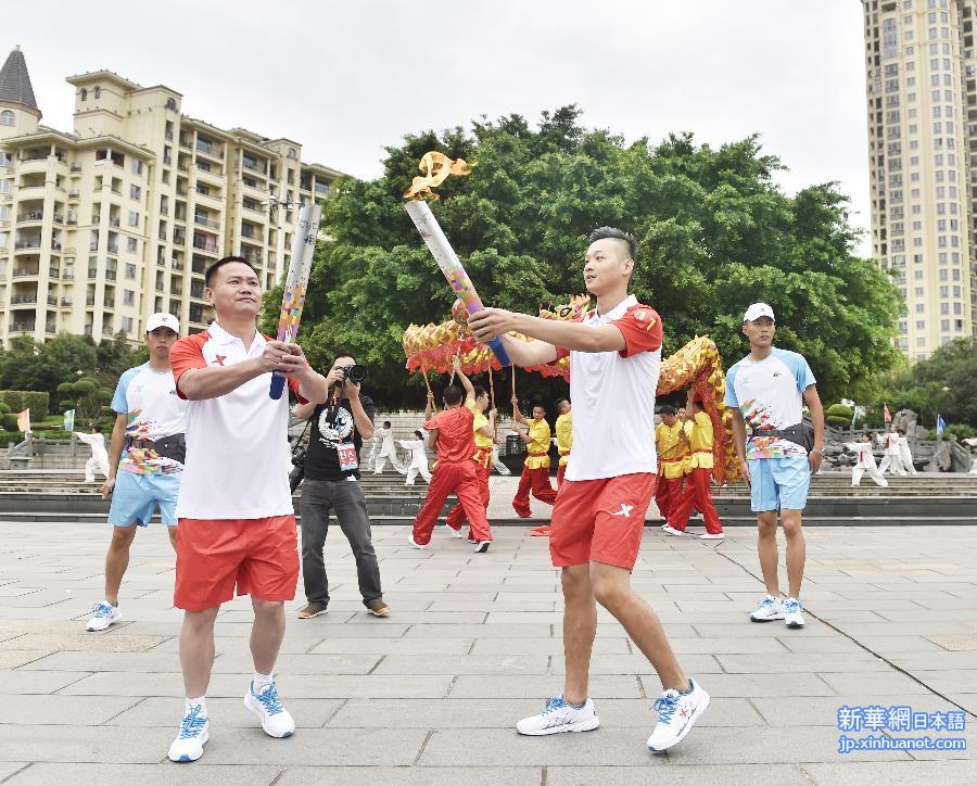 （体育）（2）第一届全国青运会实体火炬传递在福州举行