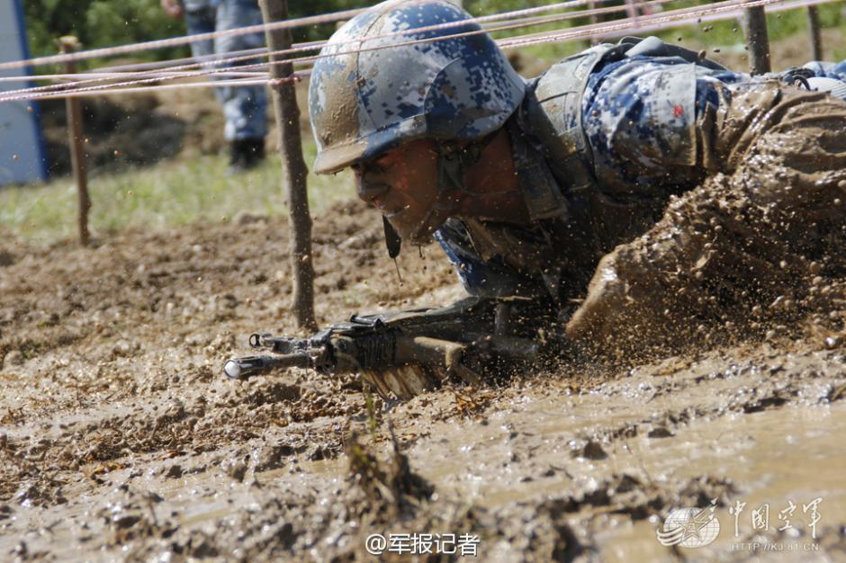 空挺団の過酷な訓練、兵士が泥沼を渡る