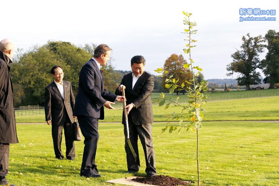 （XHDW）习近平同英国首相卡梅伦共同植友谊树